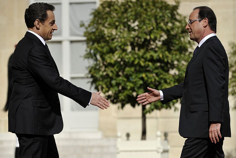 Nicolas Sarkozy da la bienvenida a su sucesor