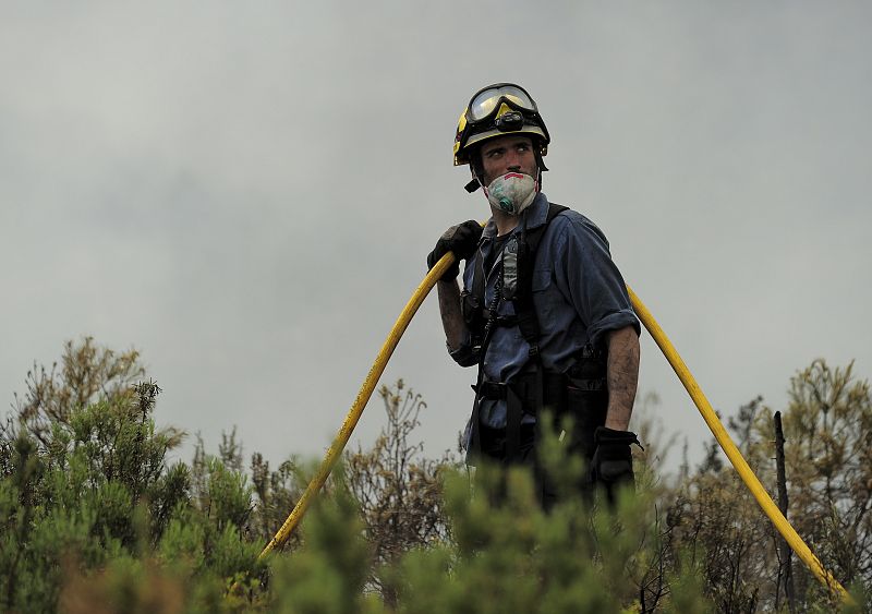 Un bombero observa el fuego en Rasquera este miércoles