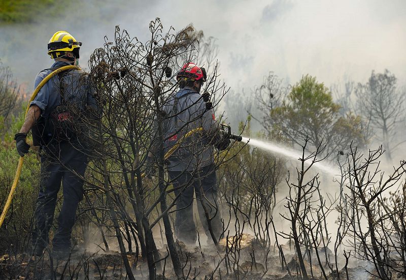 Dos bomberos mojan la zona en Rasquera este miércoles