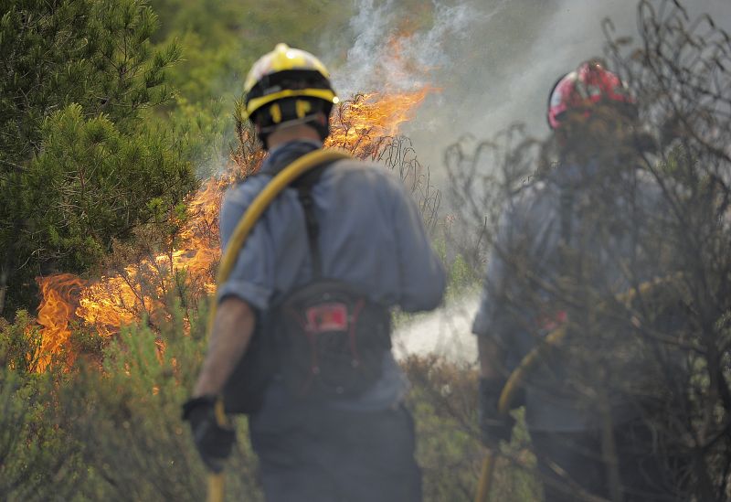Dos bomberos trabajan este miércoles en las labores de extinción