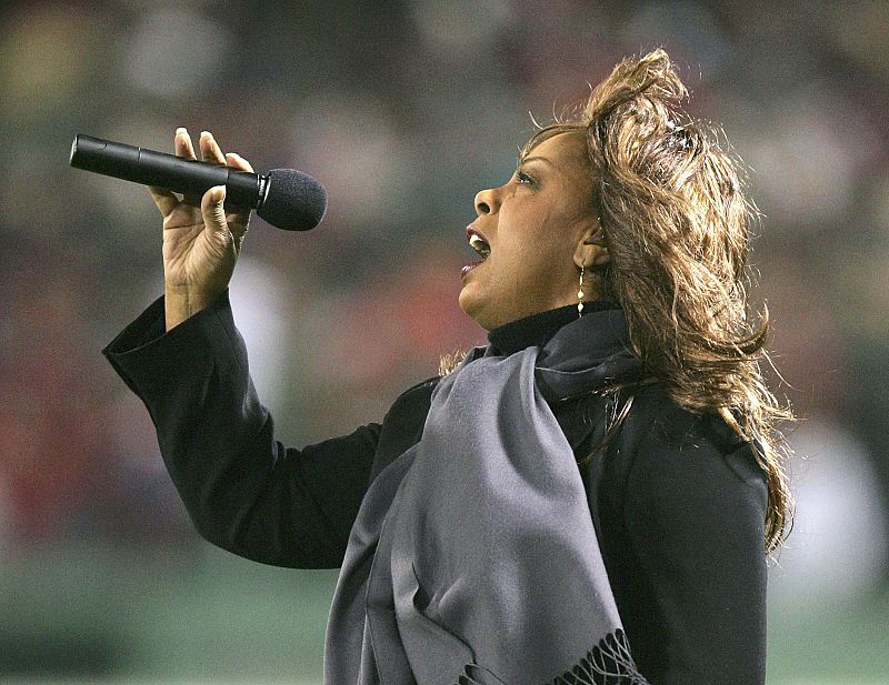 Cantando  "God Bless America" en las series finales de béisbl de 2004.