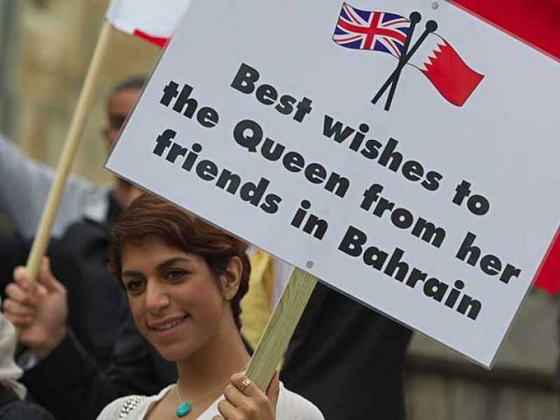 Una simpatizante del rey de Baréin da la bienvenida a su monarca frente al castillo de Windsor.