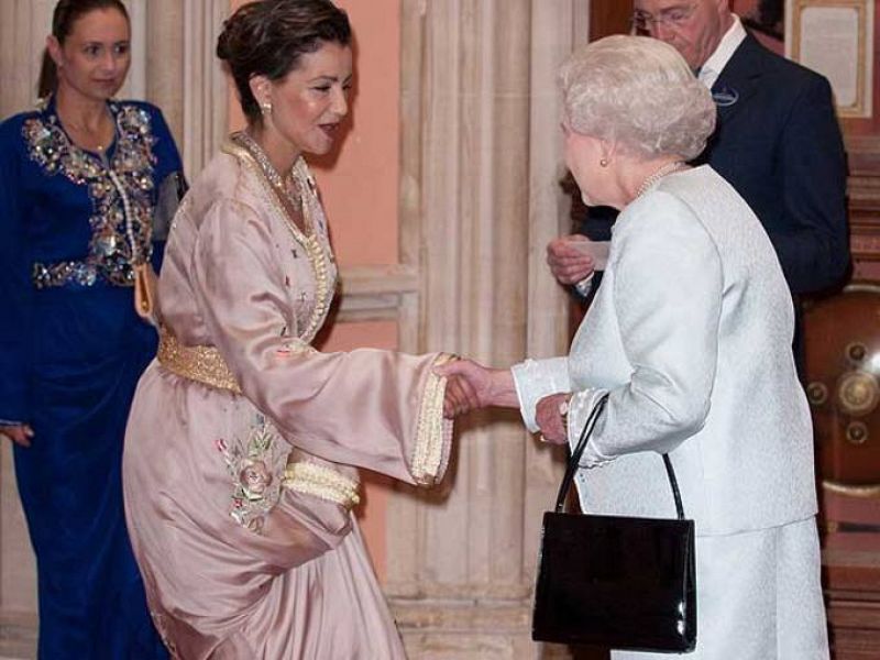 La reina Isabel II da la bienvenida a la princesa Lalla Meryem de Marruecos al almuerzo real.