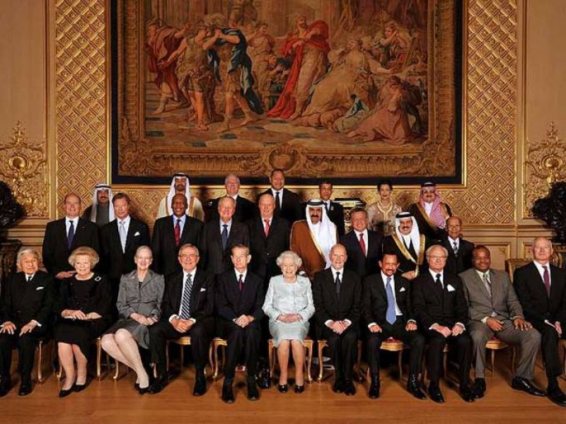 Imagen de familia de todos los monarcas que han asistido a los festejos del Jubileo de Diamante.