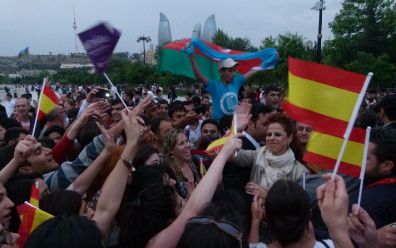 Decenas de fans españoles que ya están en Bakú y cientos de fans azeríes arropan a Pastora Soler a su salida del concierto.