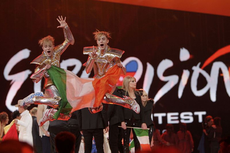 Los gemelos Jedward de Irlanda explotan al saber que estarán en la final de Eurovisión otra vez