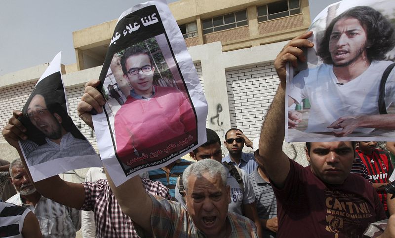 Familiares de víctimas de la represión protestan contra el candidato Amro Musa.