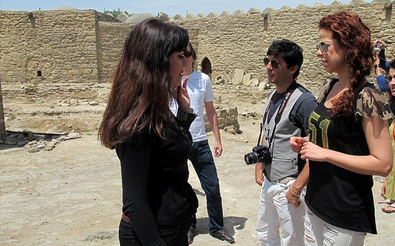 La primera parada de la excursión ha tenido lugar en el templo hindú de Ateshgah, muestra de la riqueza multicultural del país.