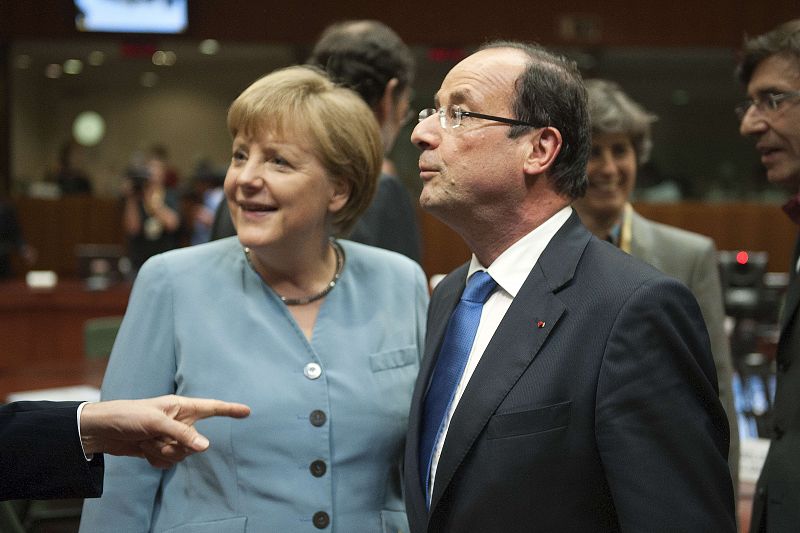 Merkel y Hollande han escenificado antes de entrar su diferente postura sobre los eurobonos.