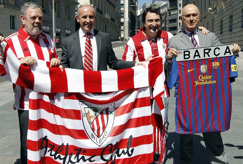 Foto de familia parlamentaria bien avenida antes del Athletic-Barça de este 25 de mayo.