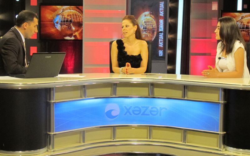 La entrevista se emitió en directo desde los estudios de la cadena Xezer TV.