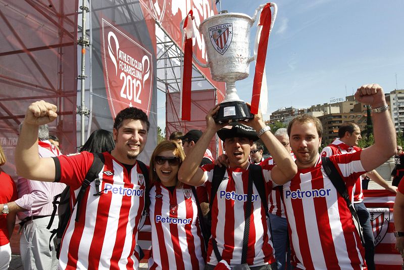 AFICIONADOS DEL ATHLETIC CLUB EN LA INAUGURACIÓN DE LA "ATHLETIC HIRIA"