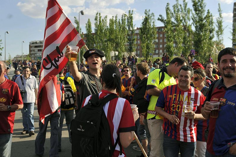 AFICIONADOS DEL BARCELONA SE CONCENTRAN EN EL MATADERO DE MADRID ANTES DE LA FINAL DE COPA