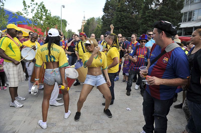 AFICIONADOS DEL BARCELONA SE CONCENTRAN EN EL MATADERO DE MADRID ANTES DE LA FINAL DE COPA