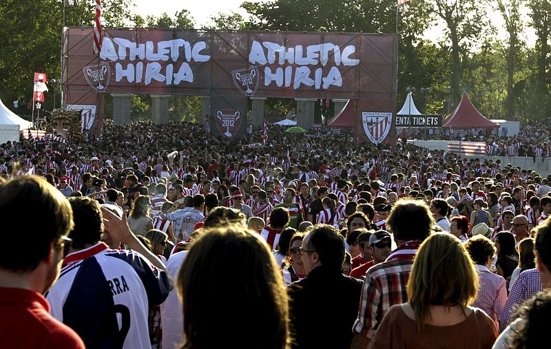 Aficionados del Athletic Club animan a su equipo en el Puente del Rey de Madrid.