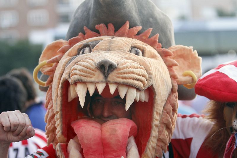 Un aficionado del Athletic Club en los aledaños del estadio Vicente Calderón de Madrid.