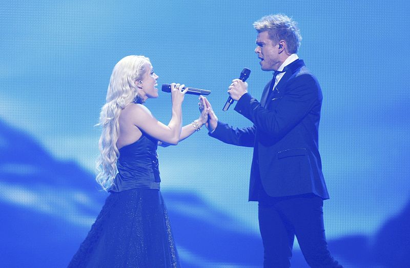 Greta Salome y Jonsi, representantes de Iceland, interpretan "Never Forget".