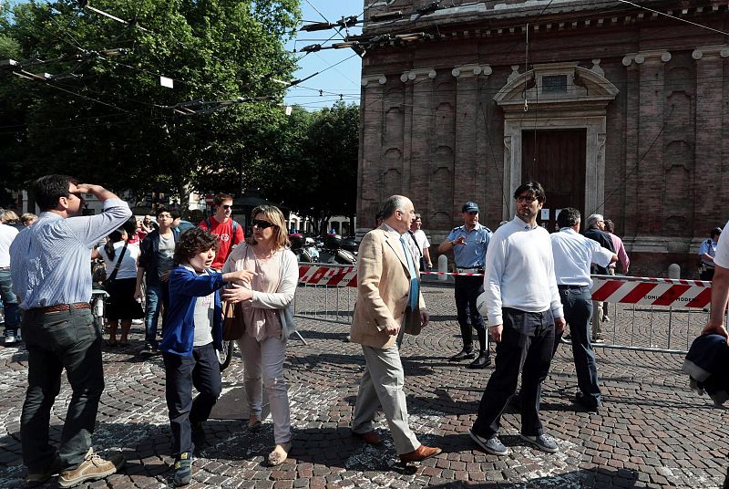 Habitantes de Módena se reúnen frente a la iglesia Voto, asustados por el temblor
