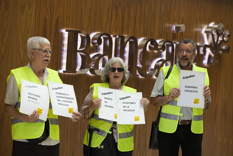 LOS 'YAYOFLAUTAS' OCUPAN UNA OFICINA DE BANKIA