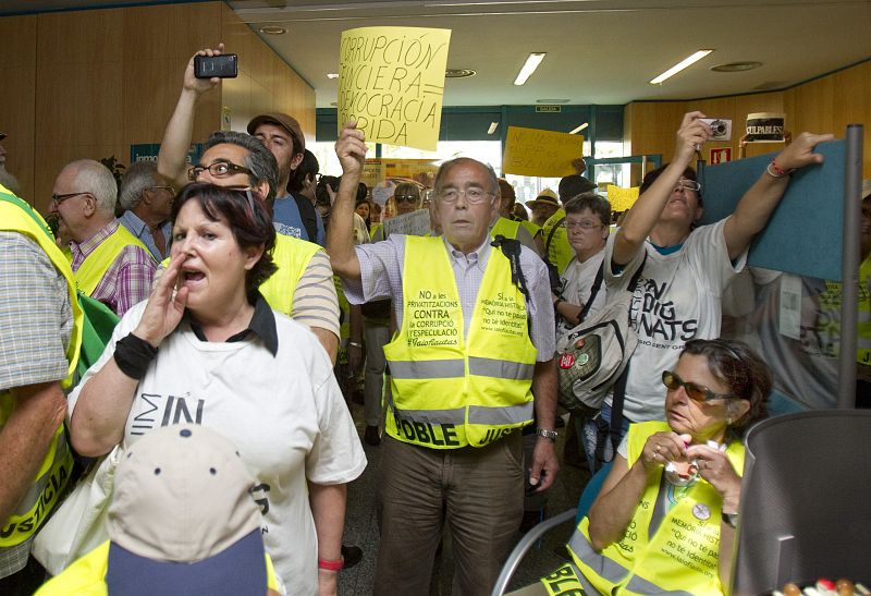 "YAYOFLAUTAS" OCUPAN UNA OFICINA DE BANKIA PARA EXIGIR RESPONSABILIDADES A RATO