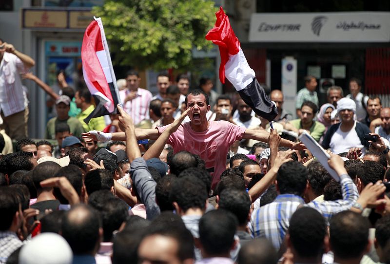 MANIFESTANTES CIERRAN LA PLAZA TAHRIR PARA PROTESTAR CONTRA FALLO DE MUBARAK