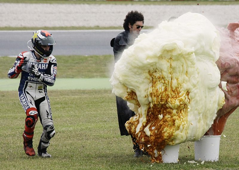 Lorenzo celebra su victoria en Montmeló