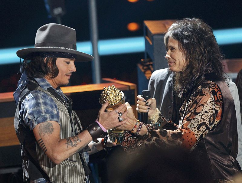 Steven Tyler entregó el premio MTV Generation a Johnny Depp