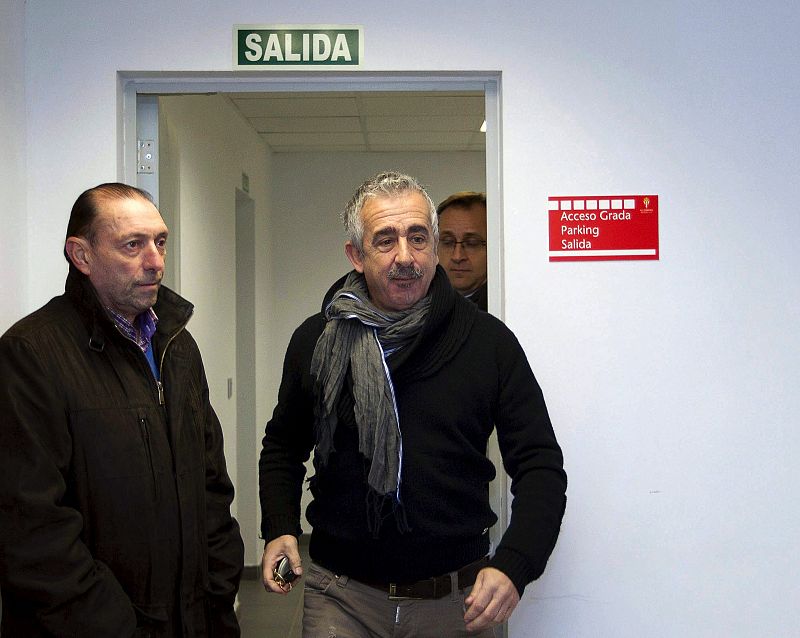 Imagen de Manolo Preciado junto al mítico Quini en un momento de la rueda de prensa donde se anunció que dejaba al equipo asturiano.