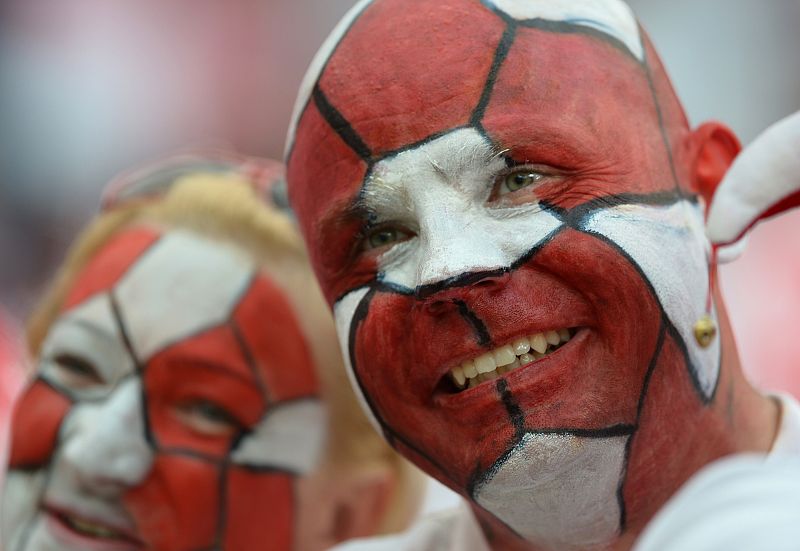 Colorido en las gradas del Estadio Nacional de Varsovia.