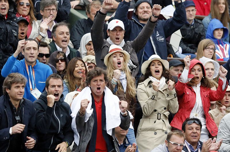 La familia de Rafa Nadal, su hermana Maria Isabel Nadal (C) y su novia Maria Francisca Perello, Xisca, celebrando el nuevo título conseguido por el tenista español. Su séptimo Roland Garros.