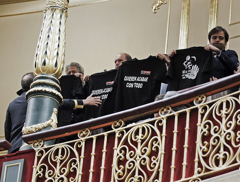 Los mineros han exhibido camisetas negras alusivas al conflicto de la minería
