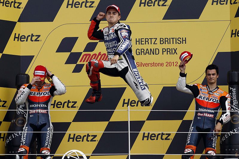 Lorenzo celebra en el podio su victoria en Silverstone