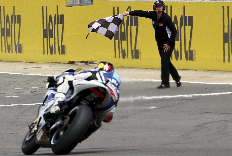 Jorge Lorenzo supera la meta del circuito británico de Silverstone