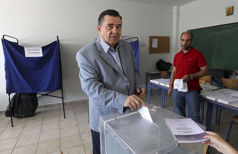 El ultraderechista Yorgos Karatzaferis vota en un colegio electoral en Atenas.
