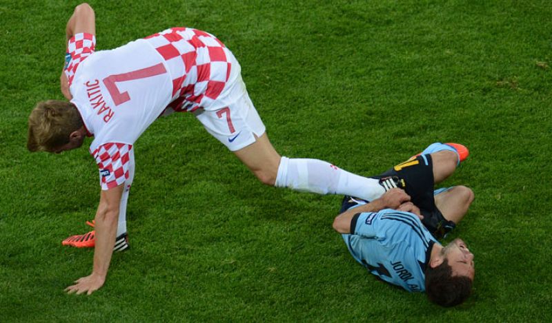 El croata Ivan Rakitic golpea a Jordi Alba