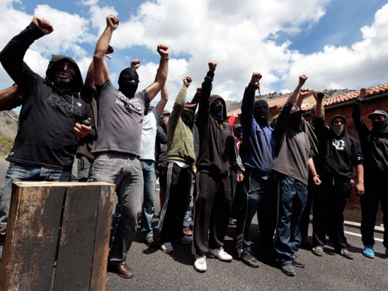 Un grupo de mineros alza sus puños en las protestas en Ciñera, León