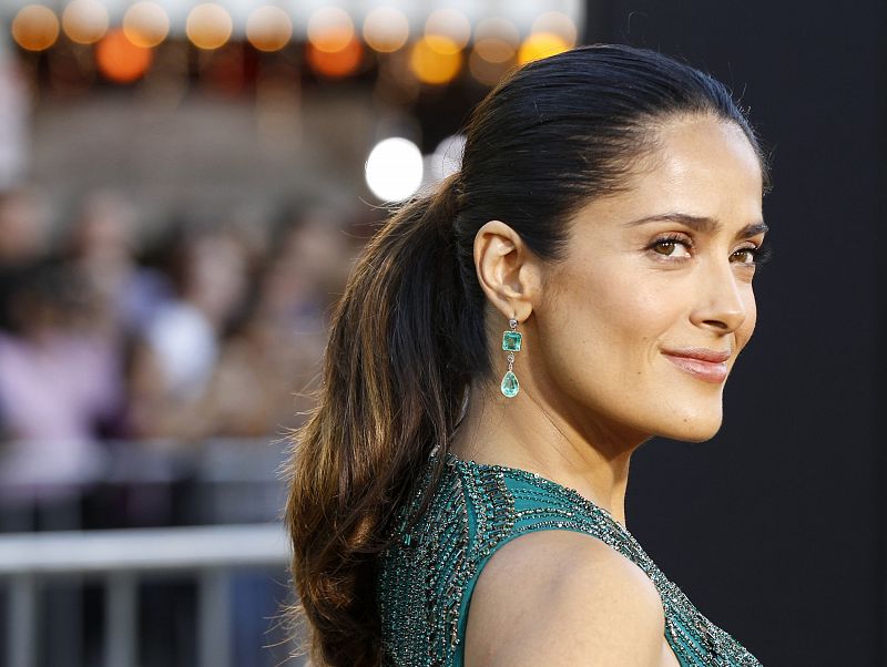 Blake Lively acaparó todos los flashes a pesar de la dura competencia: Salma Hayek, compañera de reparto en 'Salvajes', guapísima con este vestido verde de Gucci.