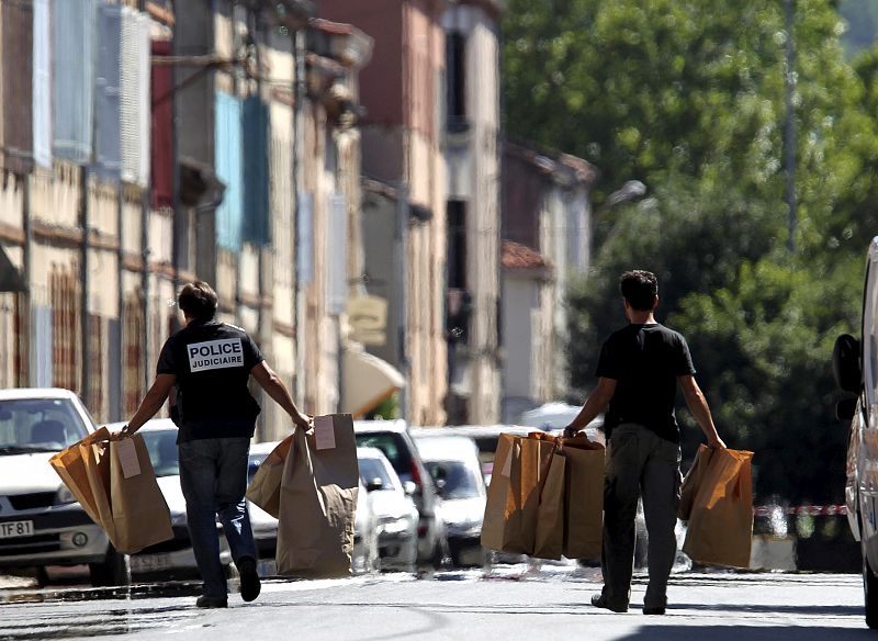 REQUISADO MATERIAL INFORMÁTICO EN EL PISO DE LOS PRESUNTOS ETARRAS DETENIDOS