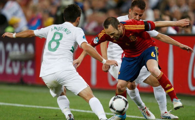 Joao Moutinho y Joao Pereira rodean a Iniesta