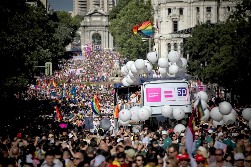 La manifestación del Orgullo gay llena la calle de Alcalá.