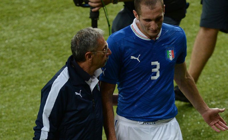 Chiellini sale del campo tras lesionarse