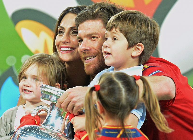 Xabi Alonso ha posado con la copa junto a su familia