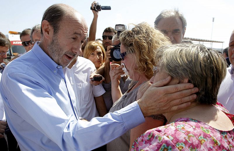 El secretario general del PSOE, Alfredo Pérez Rubalcaba consuela a unas afectadas por el incendio.