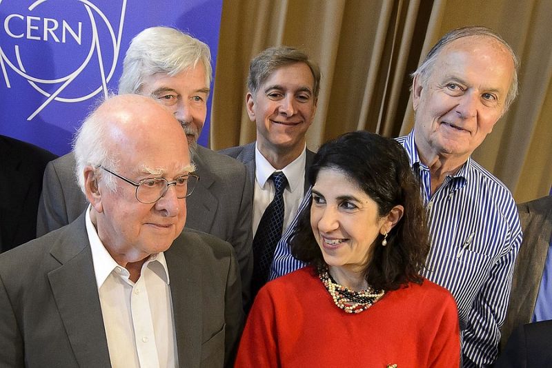 Peter Higgs acompañado por los científicos que han descubierto la partícula compatible con el bosón de Higgs