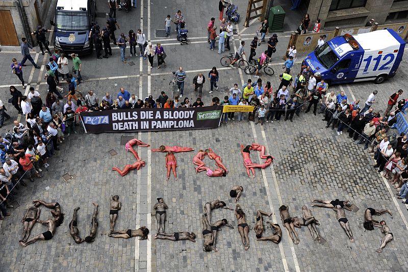 Los miembros de PETA han vuelto a protestar por las corridas de toros y los encierros