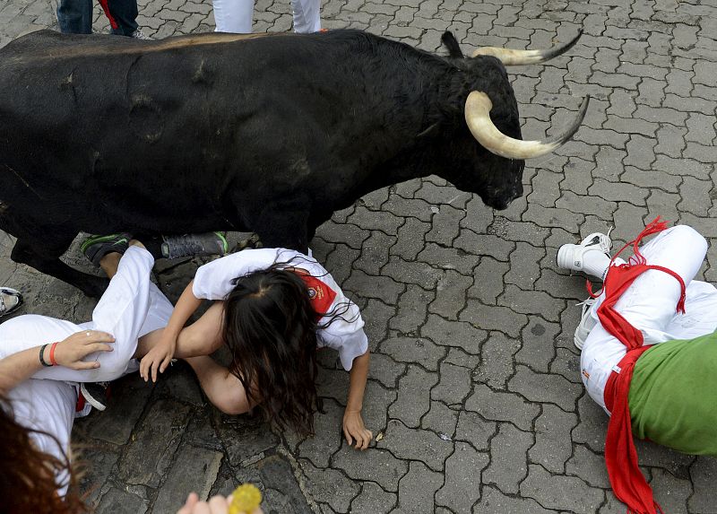 Un toro rezagado crea peligro en este tercer encierro de Sanfermines