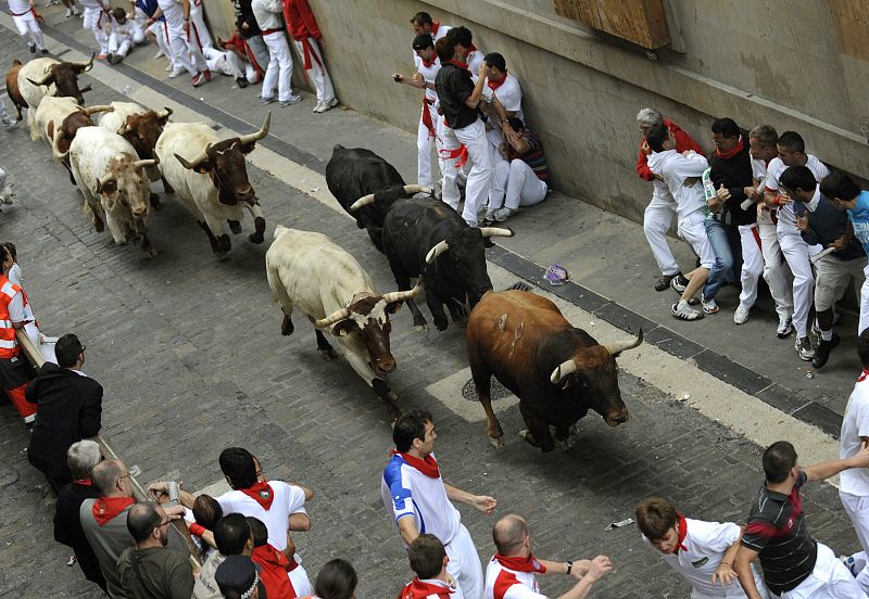 Participantes corriendo en el tercer dia de encierros de San Fermin