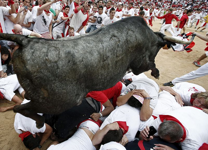 LOS TOROS DE EL PILAR CORREN EL ENCIERRO MÁS RÁPIDO DE LOS SANFERMINES