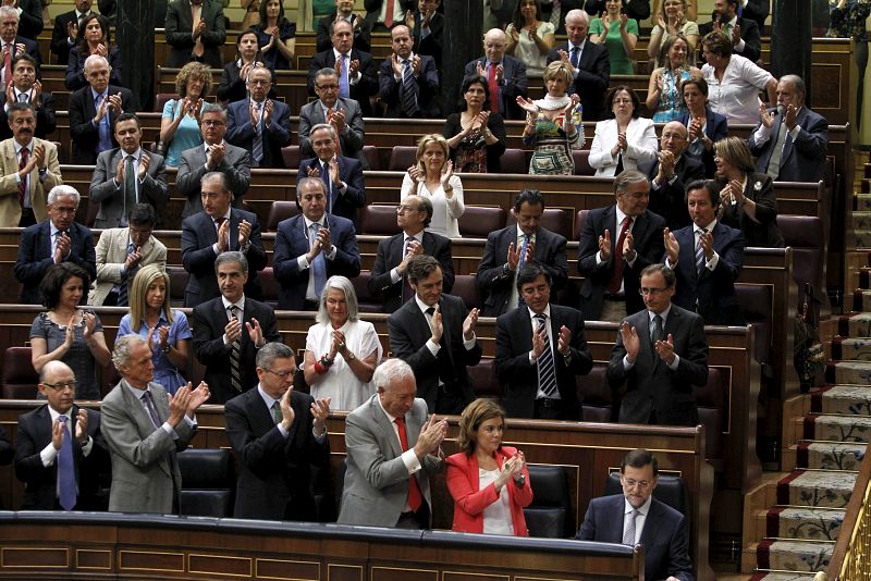 diputados del grupo popular aplauden tras la intervencion de Mariano Rajoy en el pleno del congreso