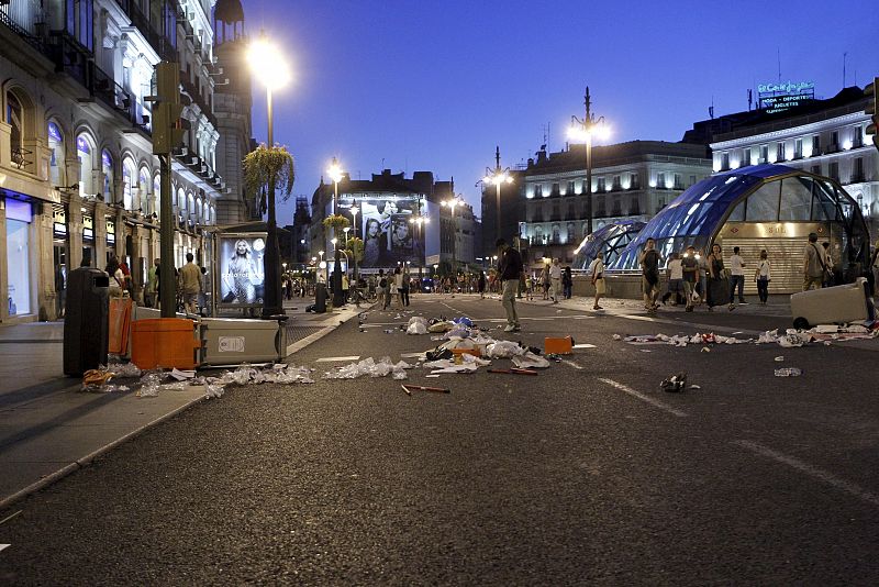 GRAVES DISTURBIOS EN LA PUERTA DEL SOL CON CARGAS POLICIALES Y DETENCIONES